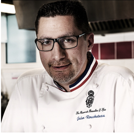 Le Chef du jour du 36e Festival Gastronomique :  Julien Roucheteau son art culinaire défile dans un décor grandiloquent.