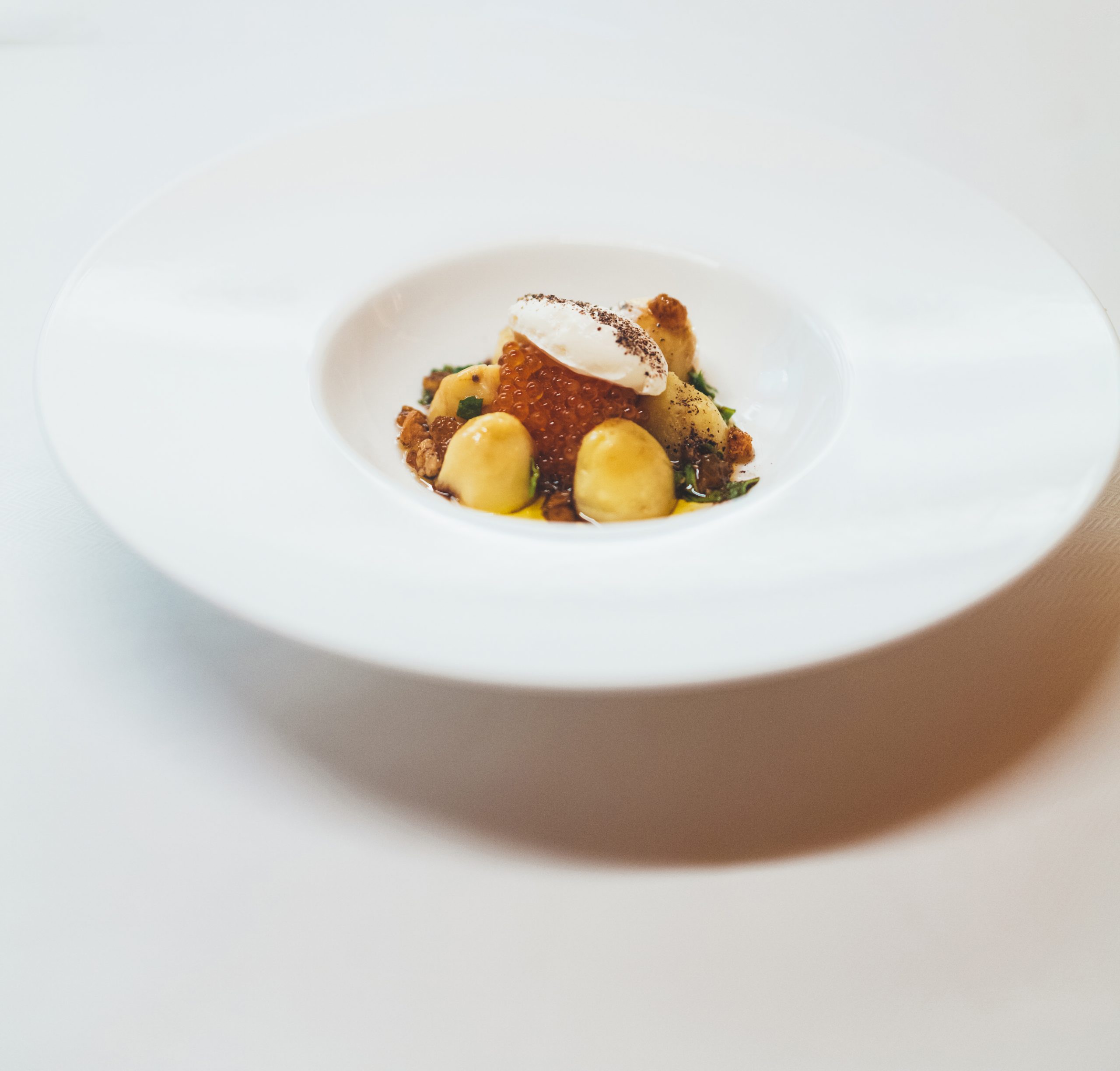 Œufs de truite, crème crue, pomme de terres ratte, vierge de clémentine