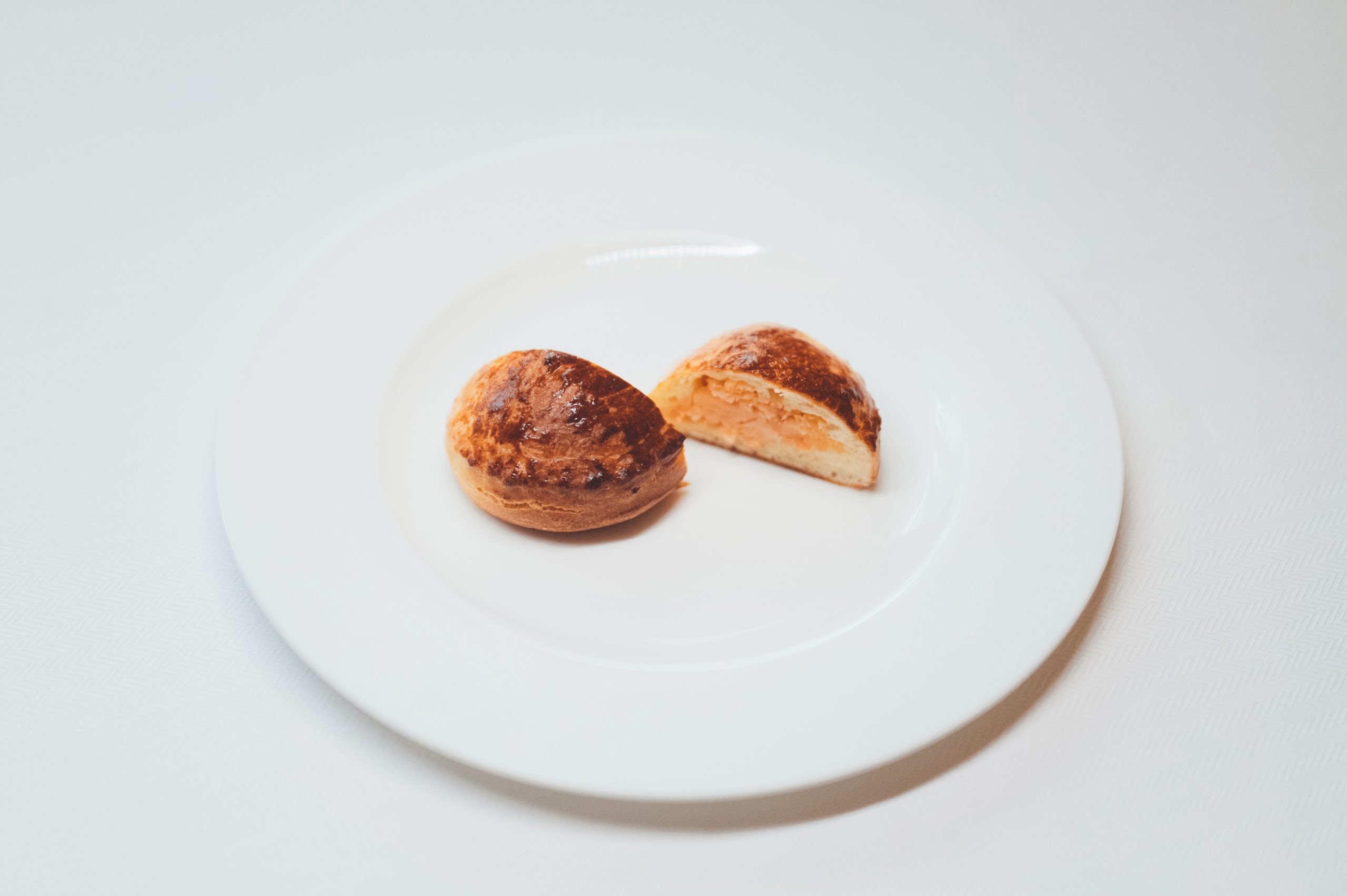 Truite fumée briochée, épinard en salade