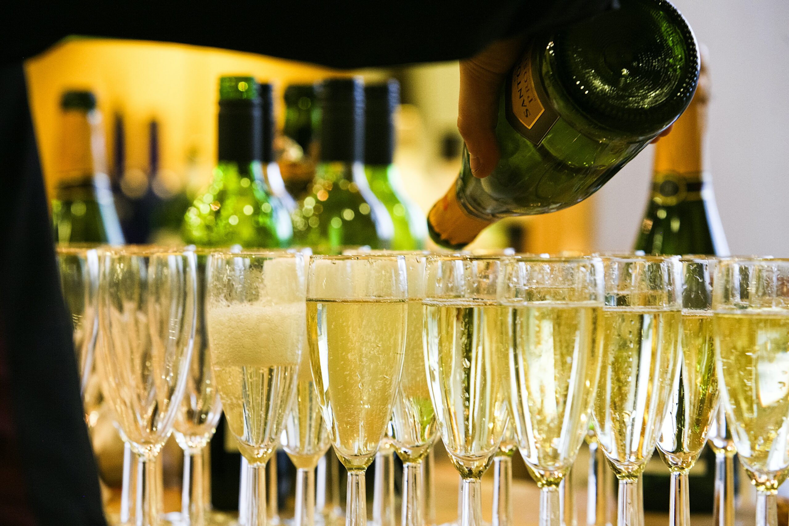 Le champagne est un vin élaboré à partir des deux cépages principaux qui le composent : le chardonnay et le pinot noir.