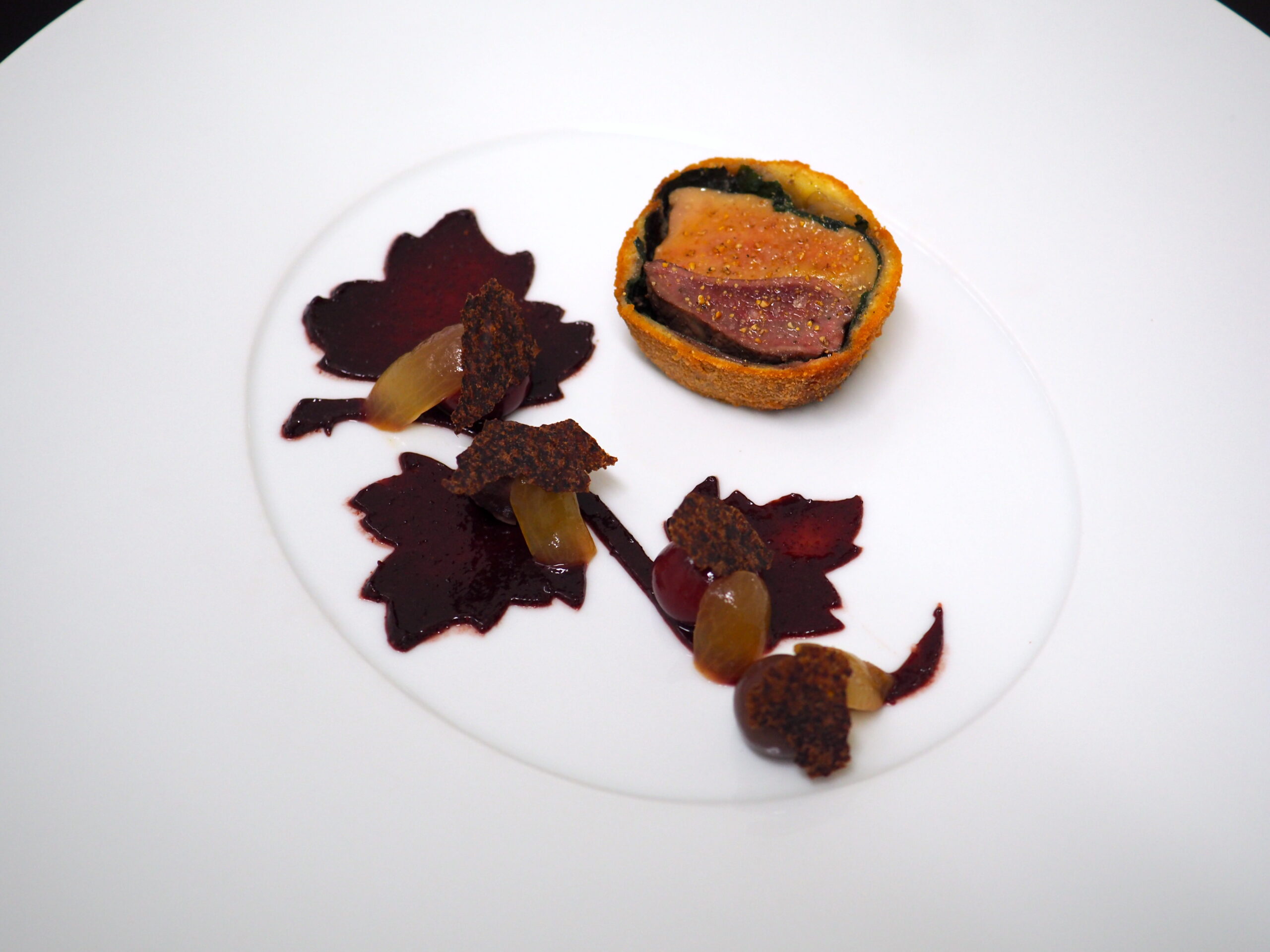 Filet de canard colvert au foie gras de Vendée sur un marc de raisin rouge, piqué de verjus de Cathare