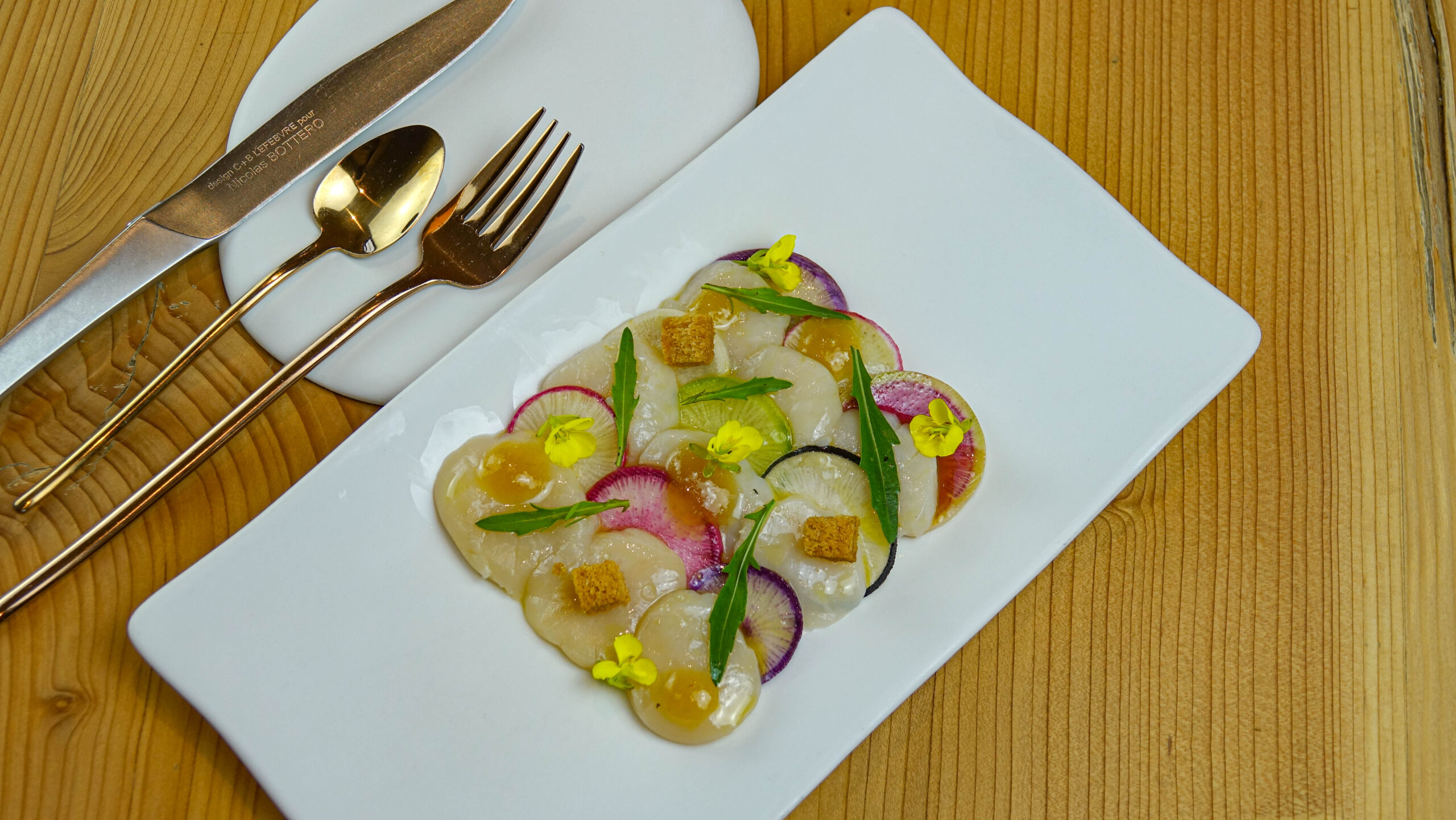 Noix de Saint-Jacques En épais carpaccio Radis multicolores de Didier Ferreint