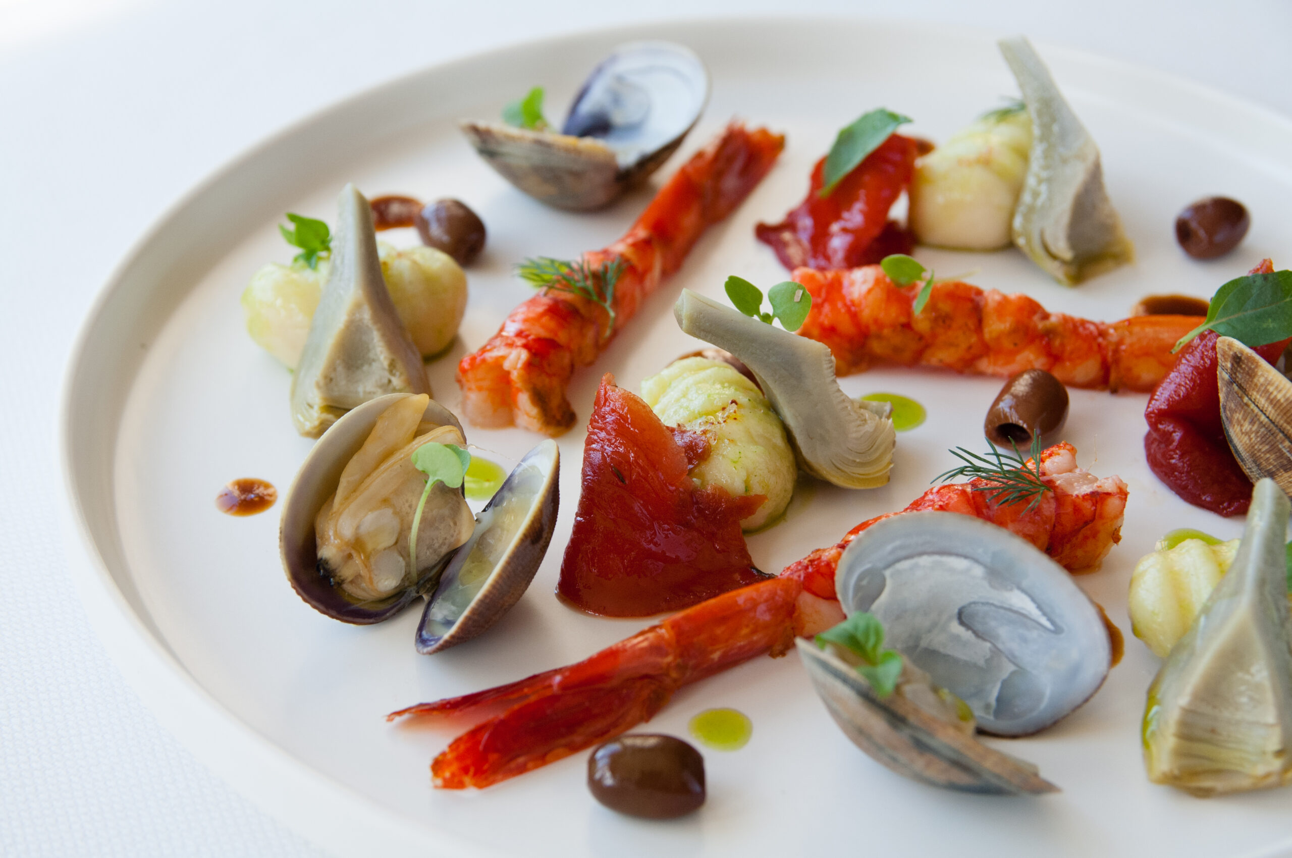 Les crevettes sauvages Carabineros à la plancha, gnocchis au citron confit, coquillages au jus de presse