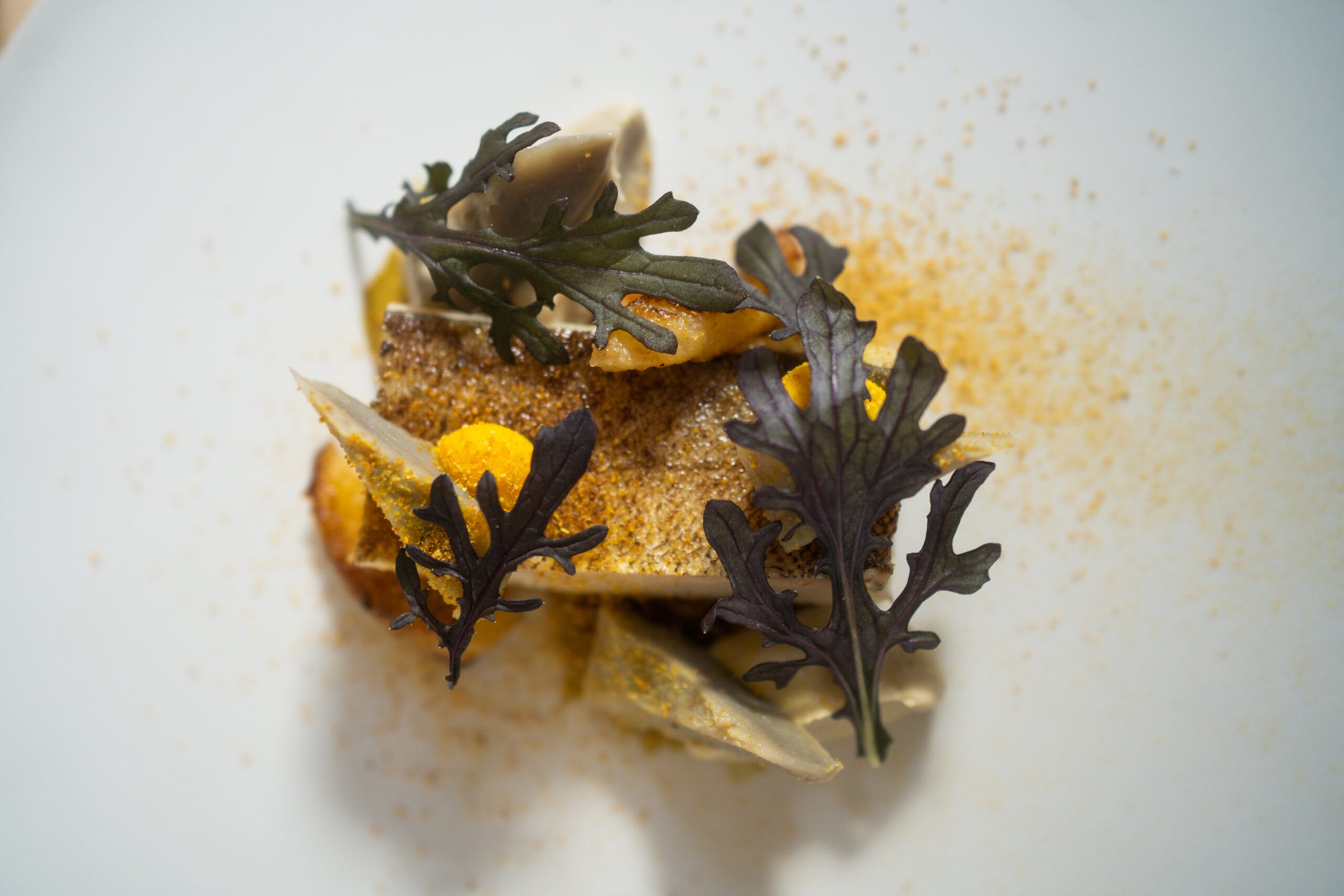 Merlan confit, artichaut barigoule, banane et beurre à l’avruga