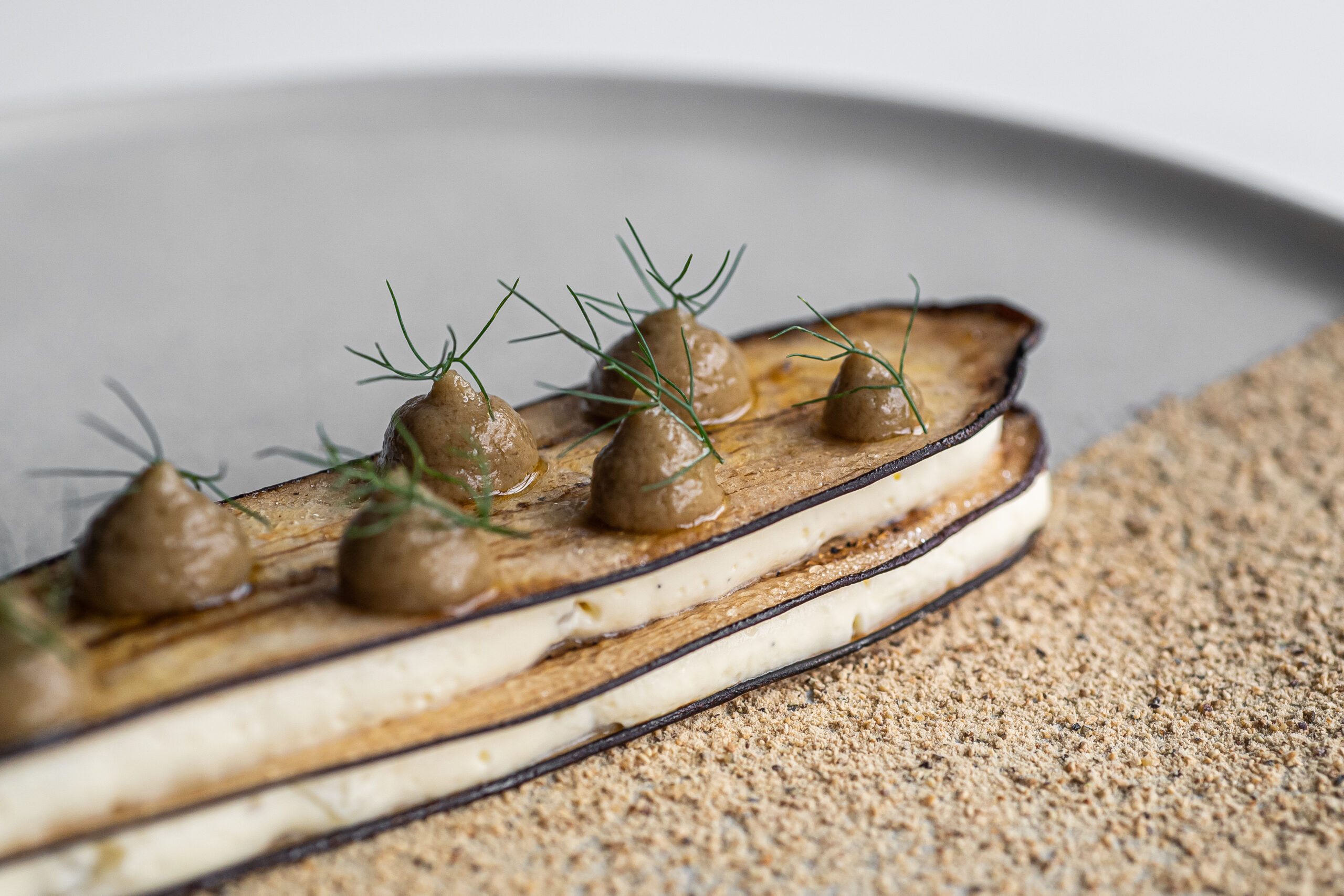 Comme un millefeuille d’aubergine caramélisée, mousseline au confit de fenouil, crème glacée à l’huile d’olive vanillée