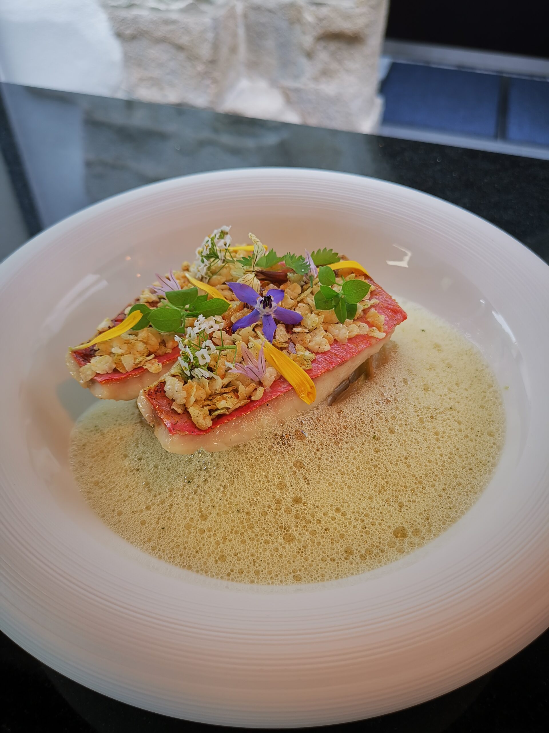 Minute de rouget barbet, flocon de riz soufflé Fenouil confit, émulsion persil, ail et mangue