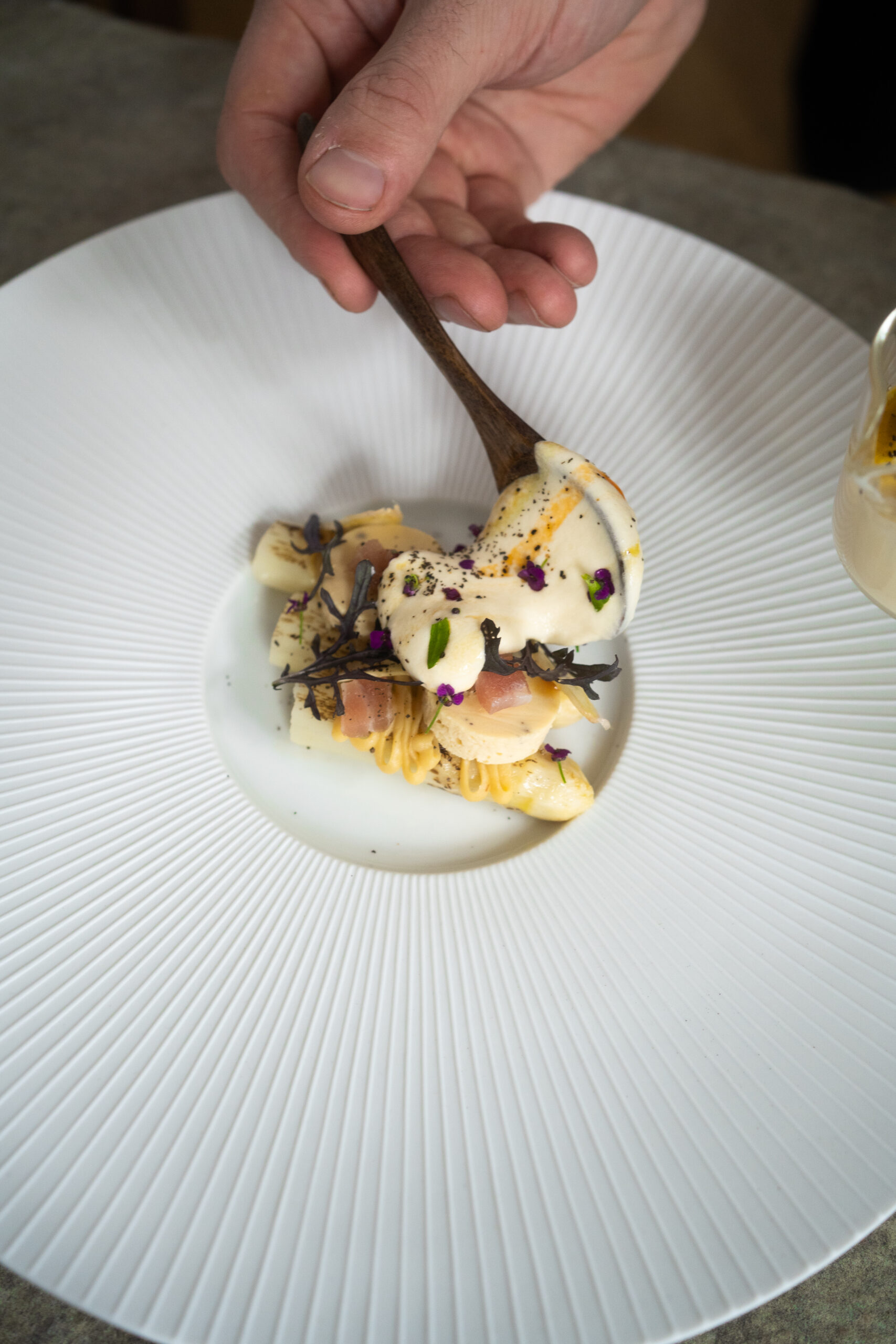 Poireaux confits, gravelax de thon rouge au thé Earl Grey et mousseline au miso