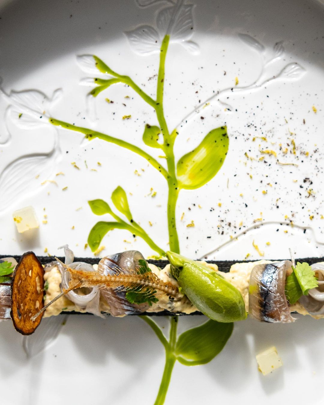 Anchois de pays fumé, seiche, caviar d’aubergine grillée et coriandre transie