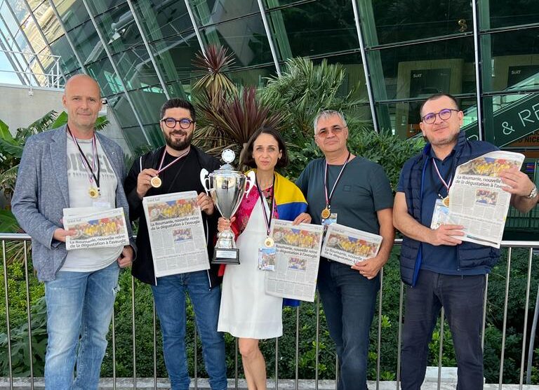 Julia Scavo et son équipe roumaine vainqueur du Championnat du Monde de dégustation à l’aveugle de la RVF 2023.
