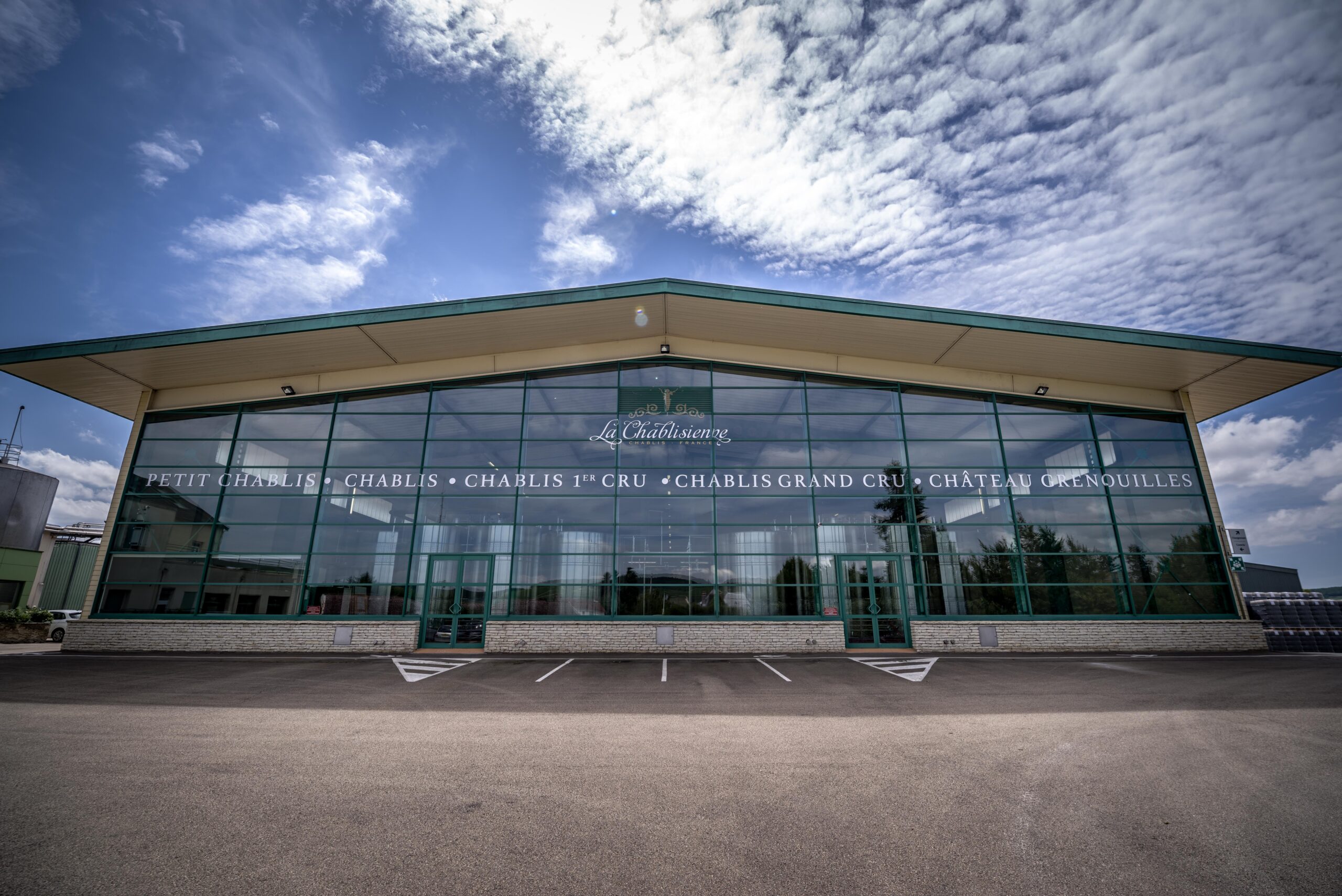 La Chablisienne : un siècle d’excellence au cœur des vignobles de Chablis