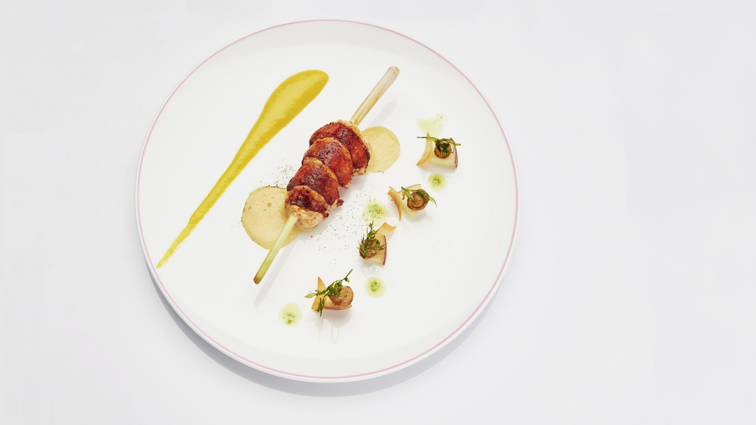 Homard breton cuit à la flamme, mousseline de potiron, pomme et girolles confites par Baptiste Denieul – Maison Tiegezh
