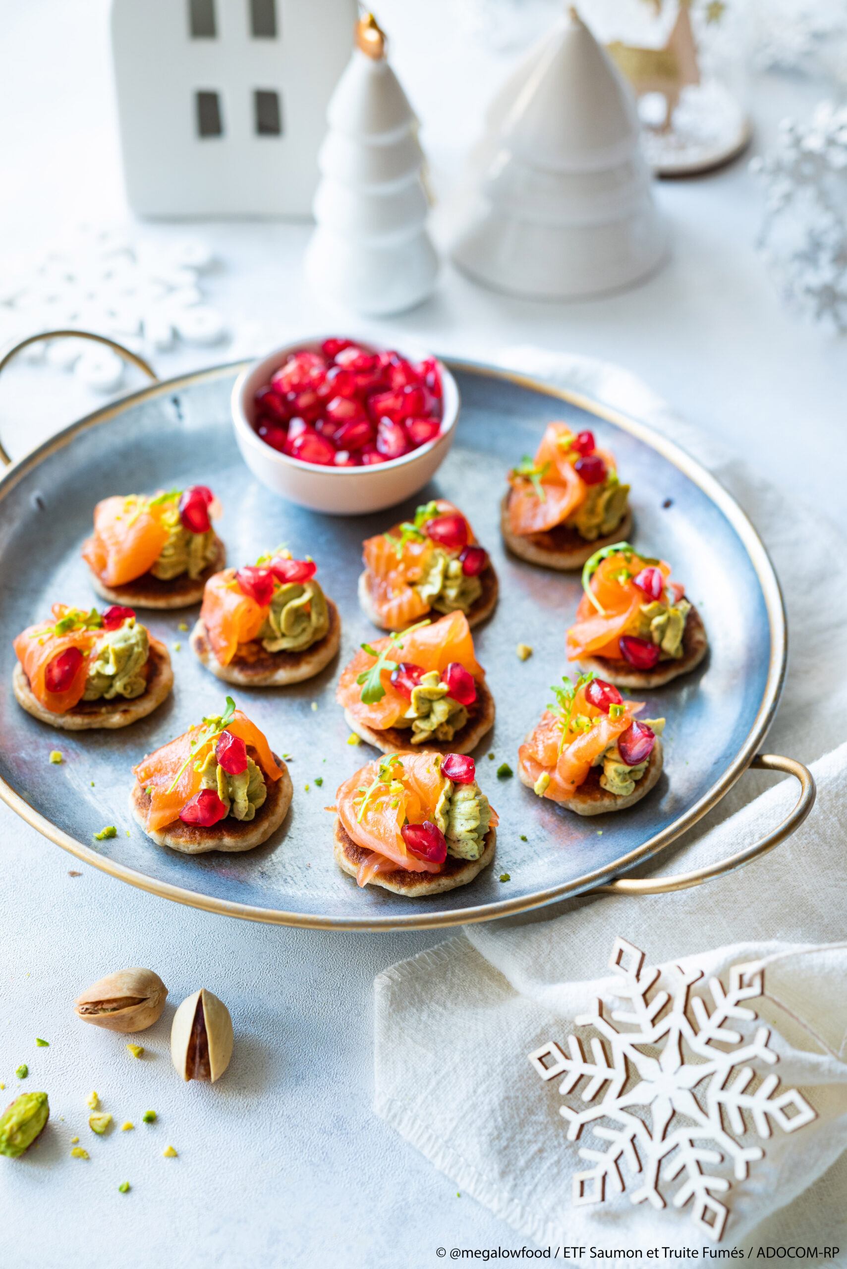 MINI BLINIS A LA CRÈME DE PISTACHE, TRUITE FUMÉE &GRENADE