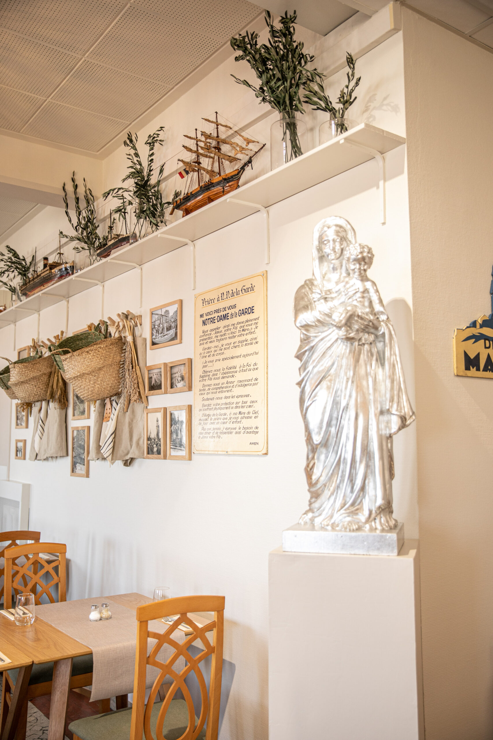 Le restaurant de Notre Dame de la Garde : l&rsquo;eau vive