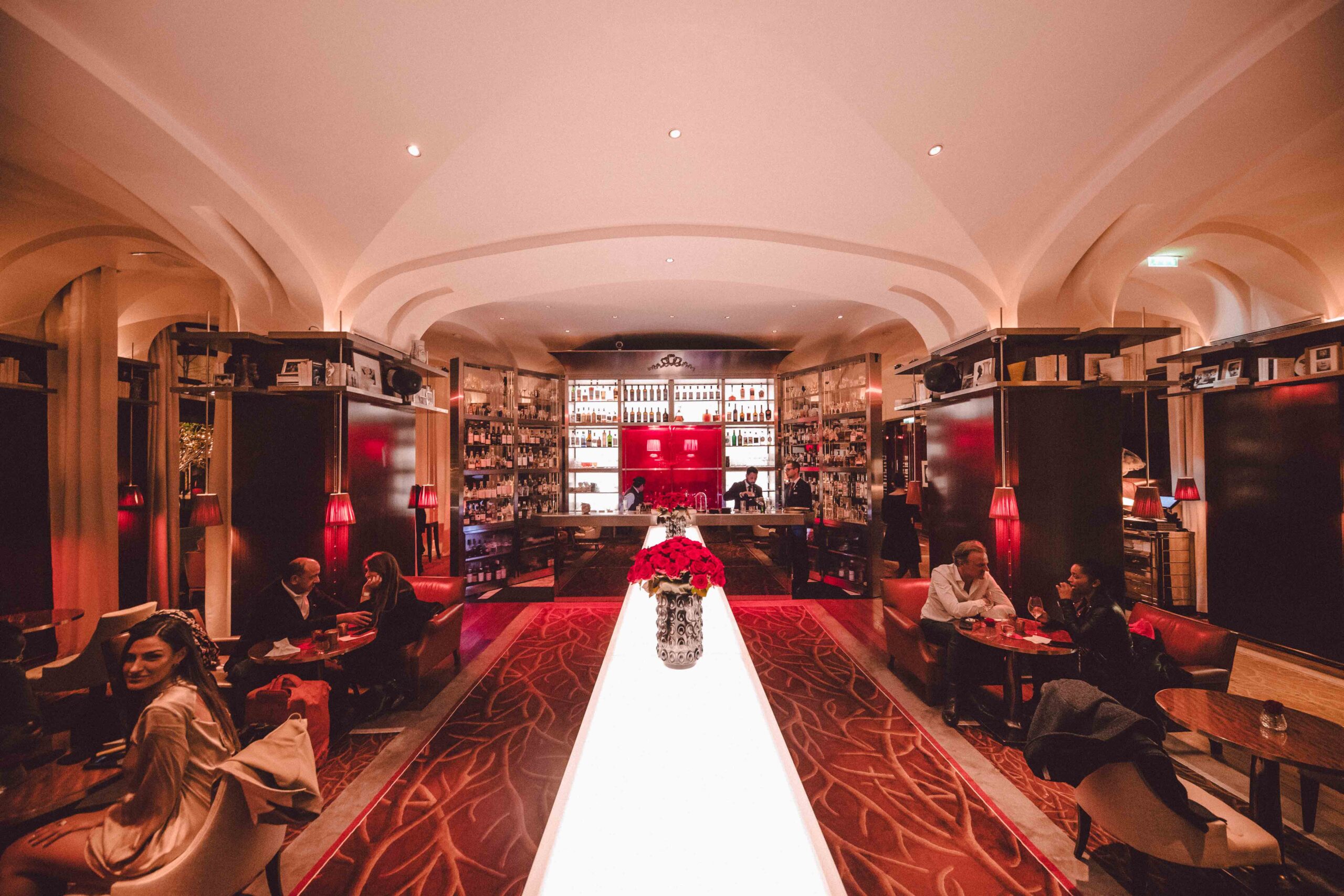 Au bar long du Le Royal Monceau-Raffles Raris, Gabriele Del Carlo célèbre l’Art du Porto