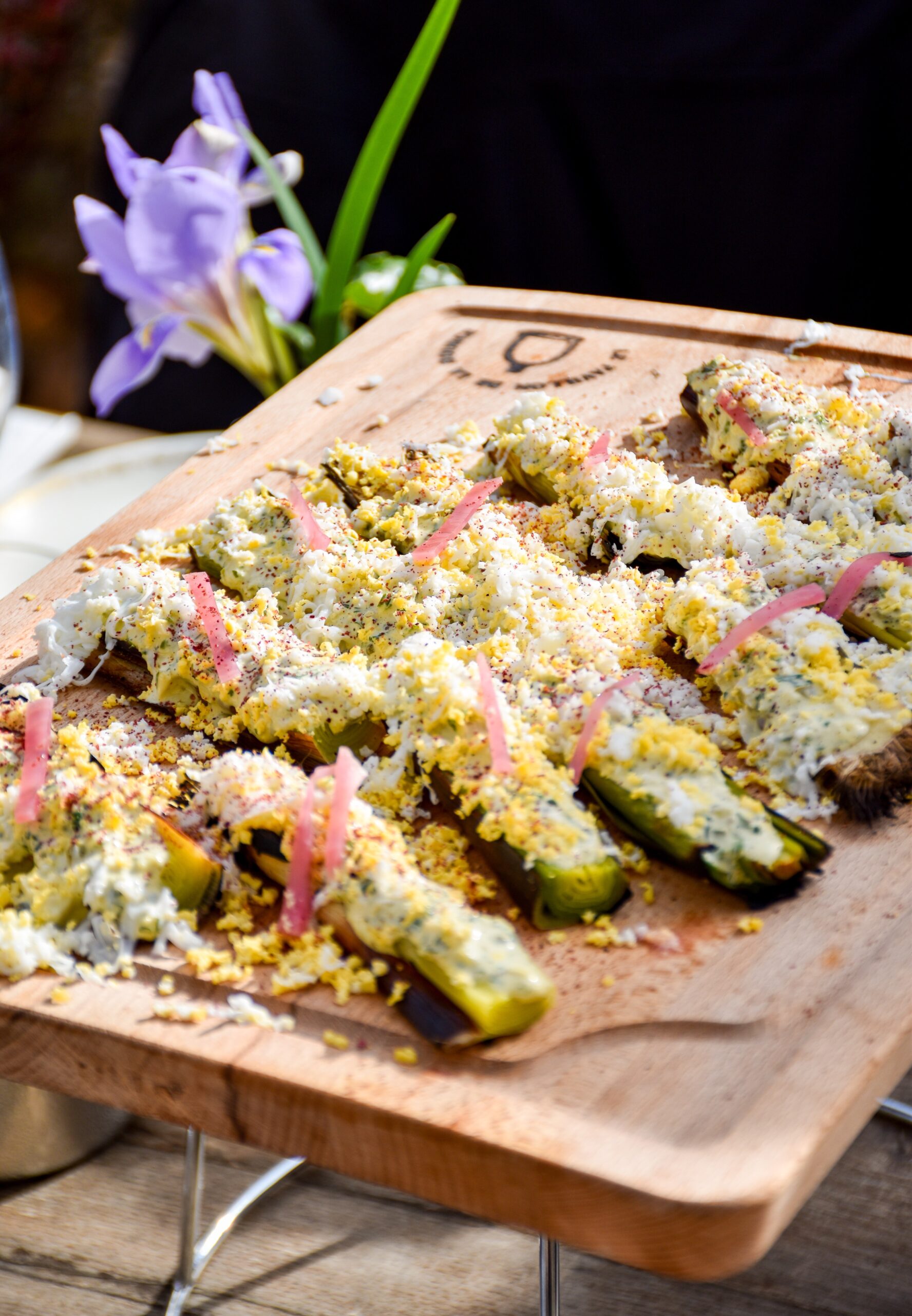 POIREAUX BRULES SAUCE GRIBICHE