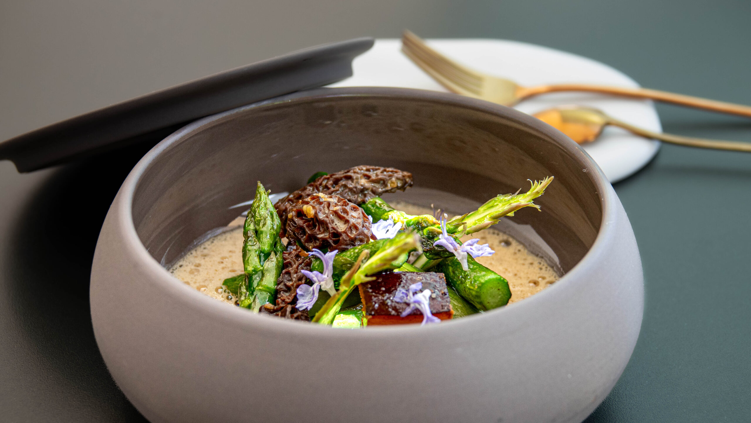 Asperges vertes de l&rsquo;ami Didier sautées à la minute Morilles à la crème, émulsion au vin jaune