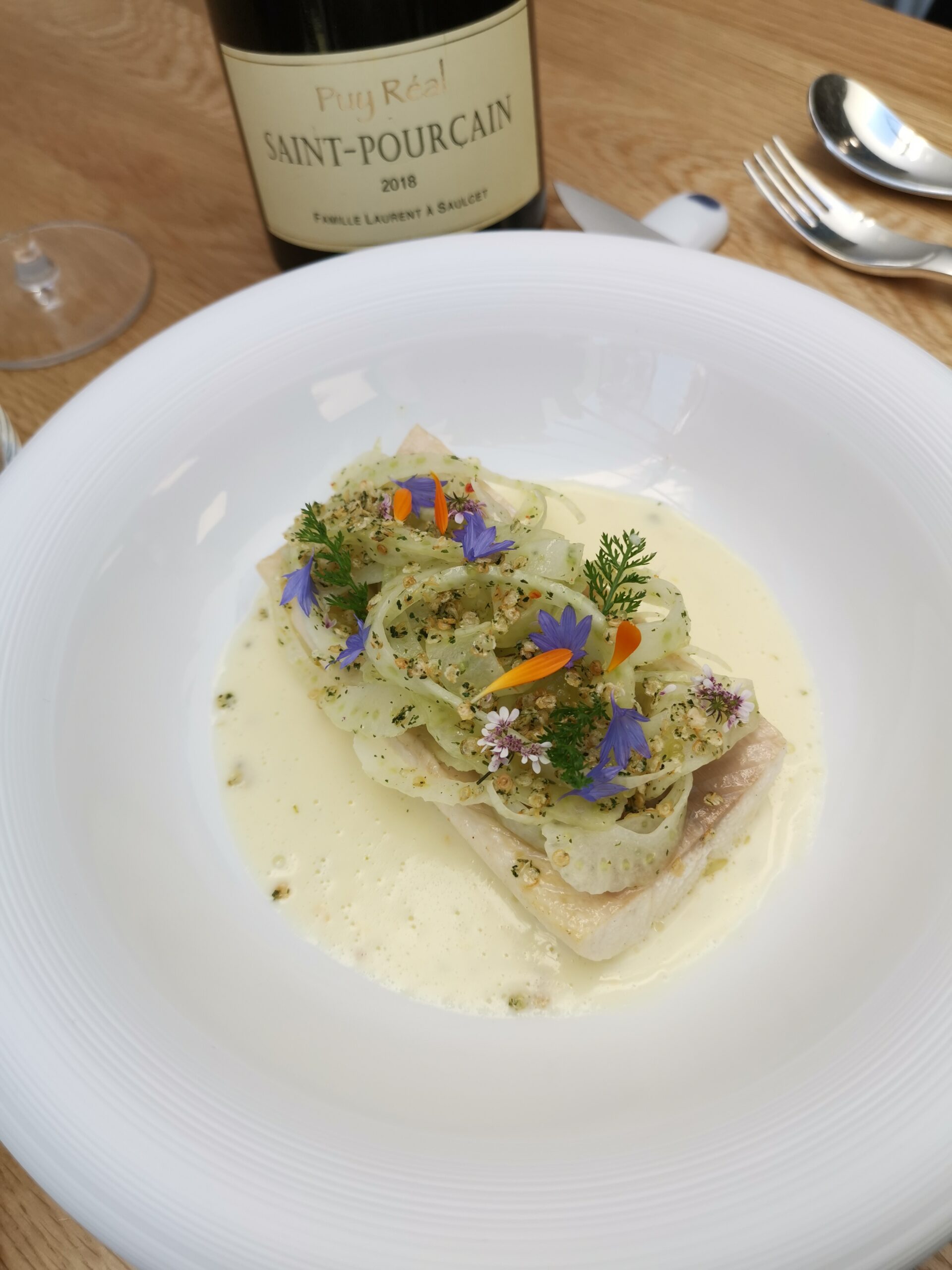 Filet de truite fario poché au beurre d’aromates Petit lait aux agrumes Fraîcheur de fenouil, flocons de quinoa soufflés