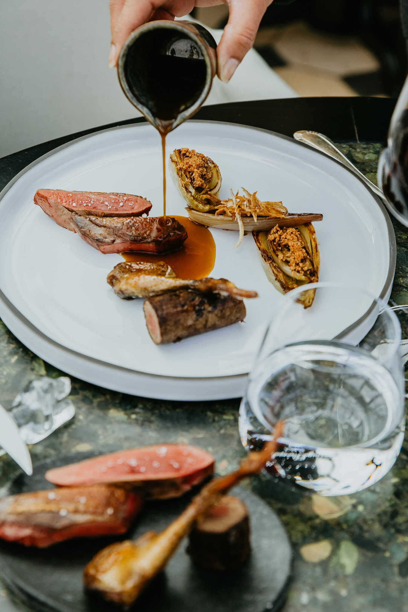 Pigeon, suprême cuit basse température, cuisses confites, saucisse de foie gras Cuisse confite :