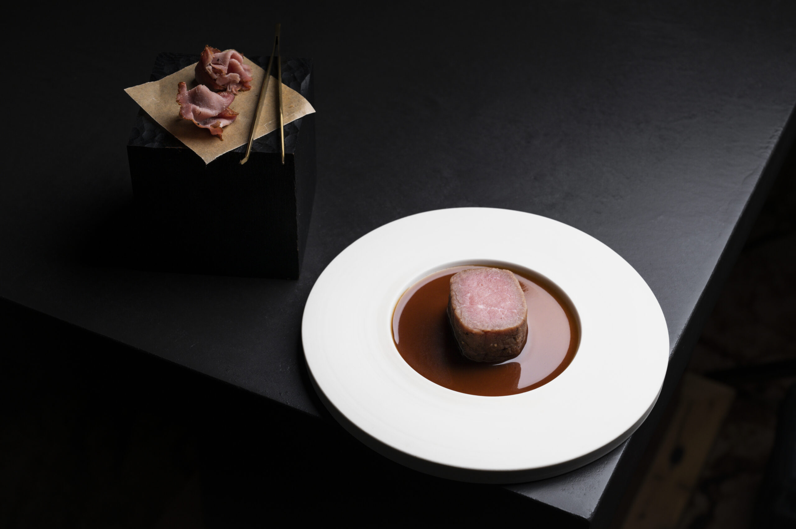 Merlan confit, artichaut barigoule, banane et beurre à l’avruga