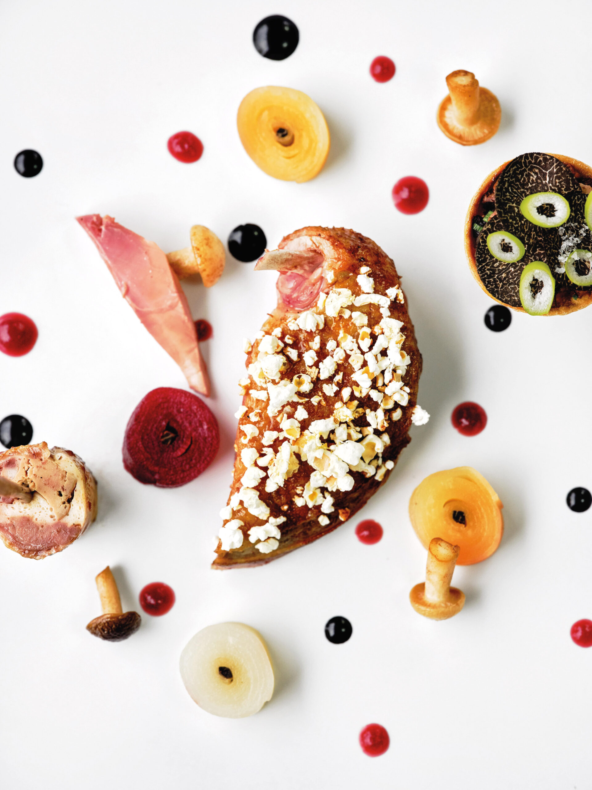 Pigeonneau, suprême citron-pop-corn cajou, cuisses confites et betteraves multicolores.