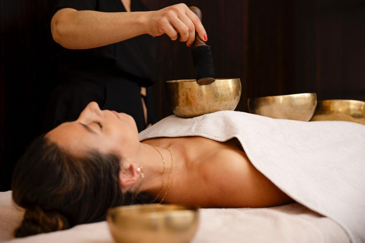 Harmoniser corps et esprit : le pouvoir des bols chantant au Spa de l’hôtel Burgundy Paris