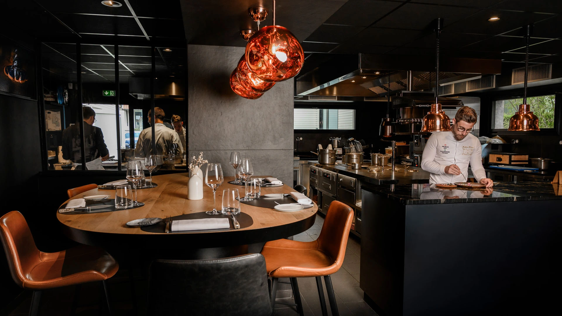 Le chef étoilé Mathieu Pérou reçoit un couteau