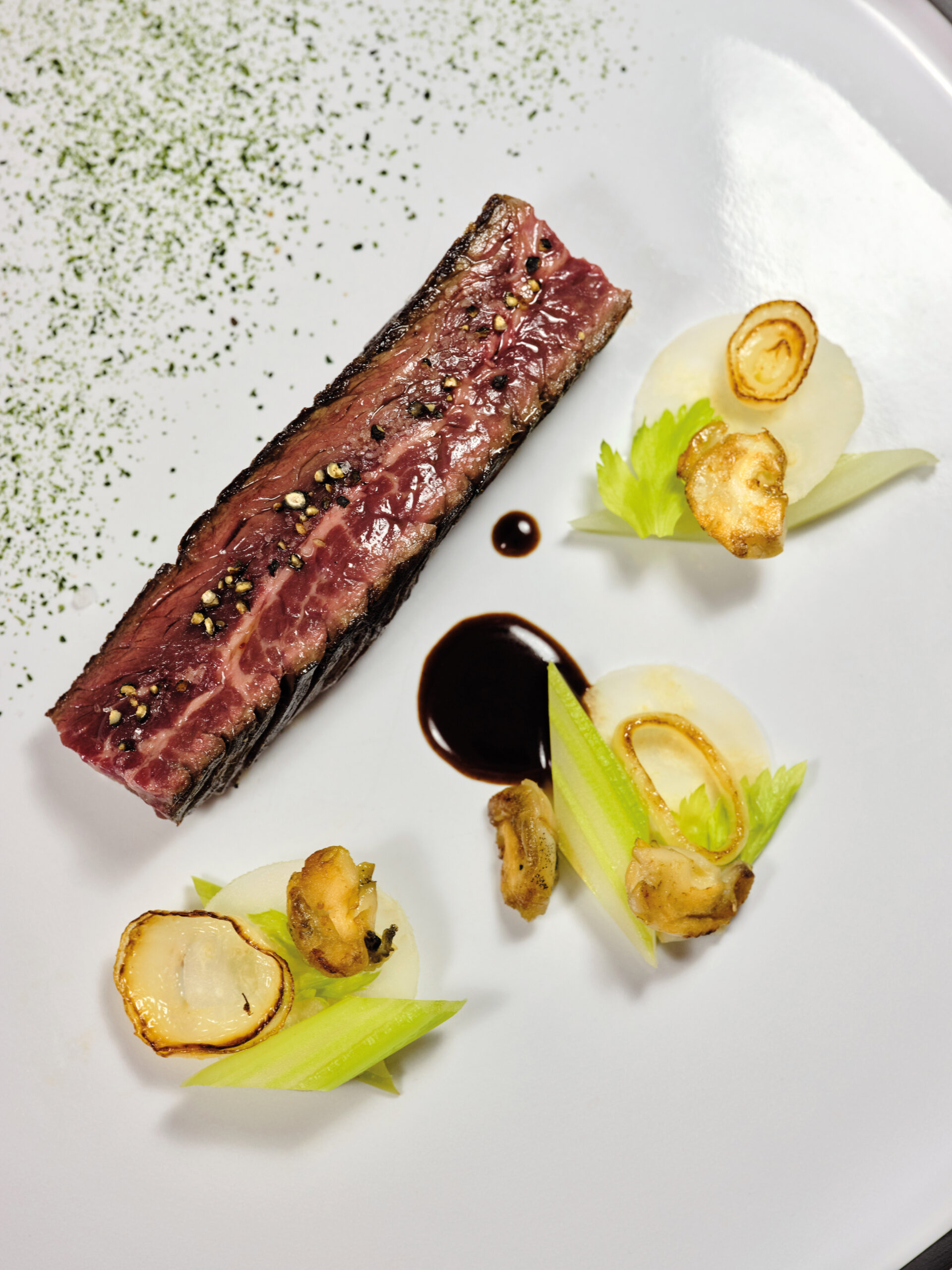 Boeuf normand cuit au charbon de bois de pommier, bulots de Granville et jus de brassage au cidre fermier