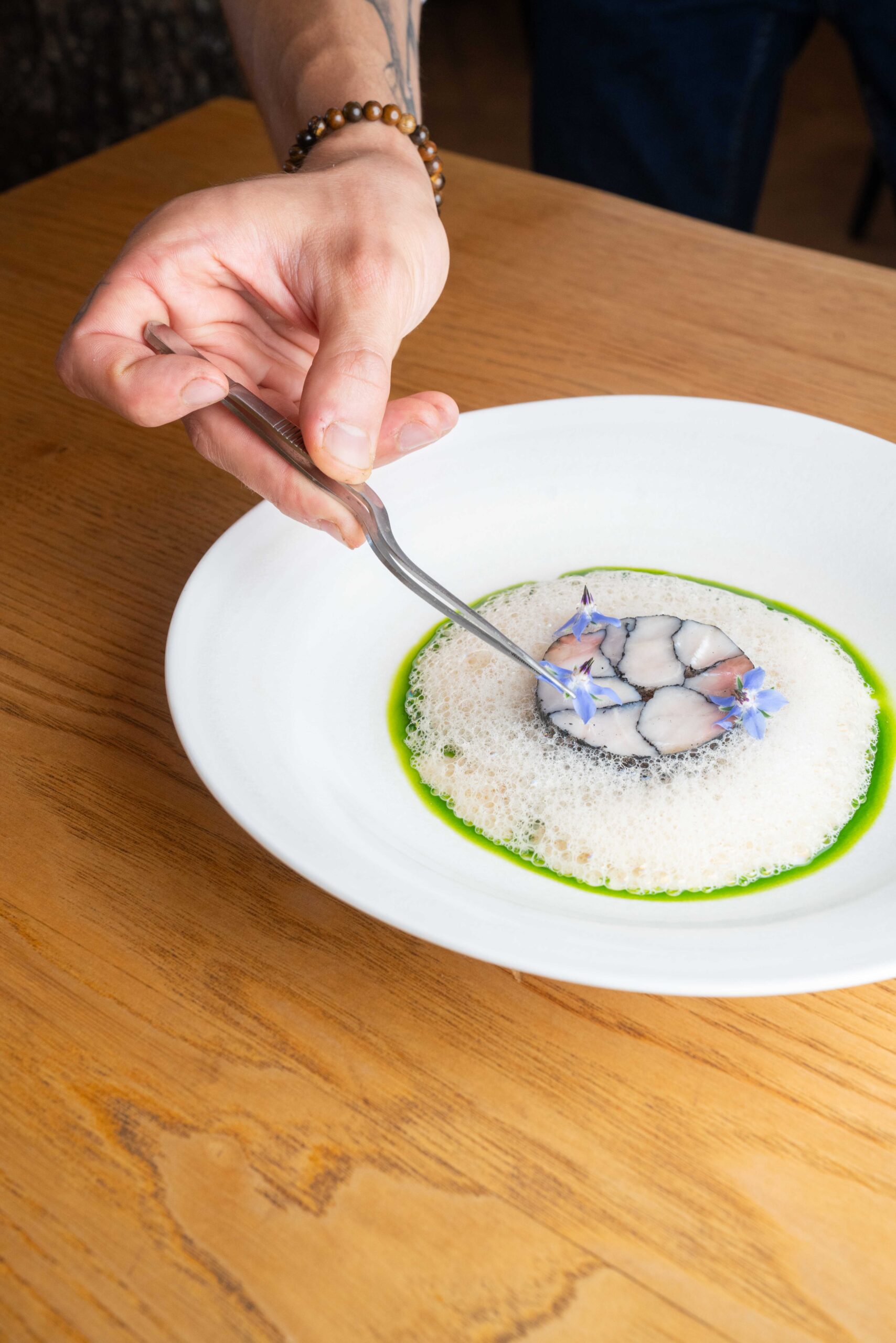 Esturgeon marbré au caviar séché, crème  acidulée et huile d’herbes