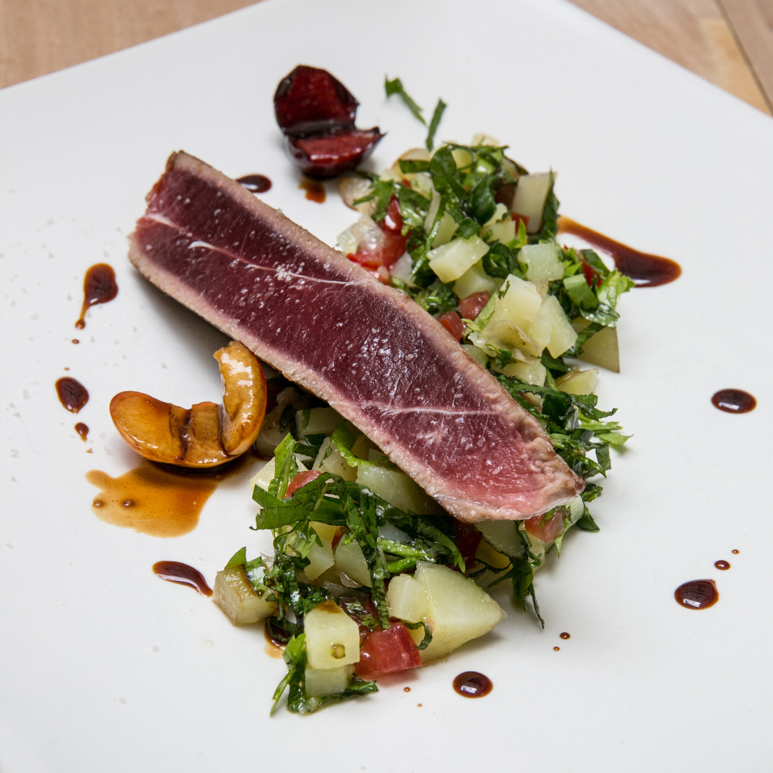 Pavé de thon rouge, réduction cerise, salade  de pommes de terre primeur façon taboulé
