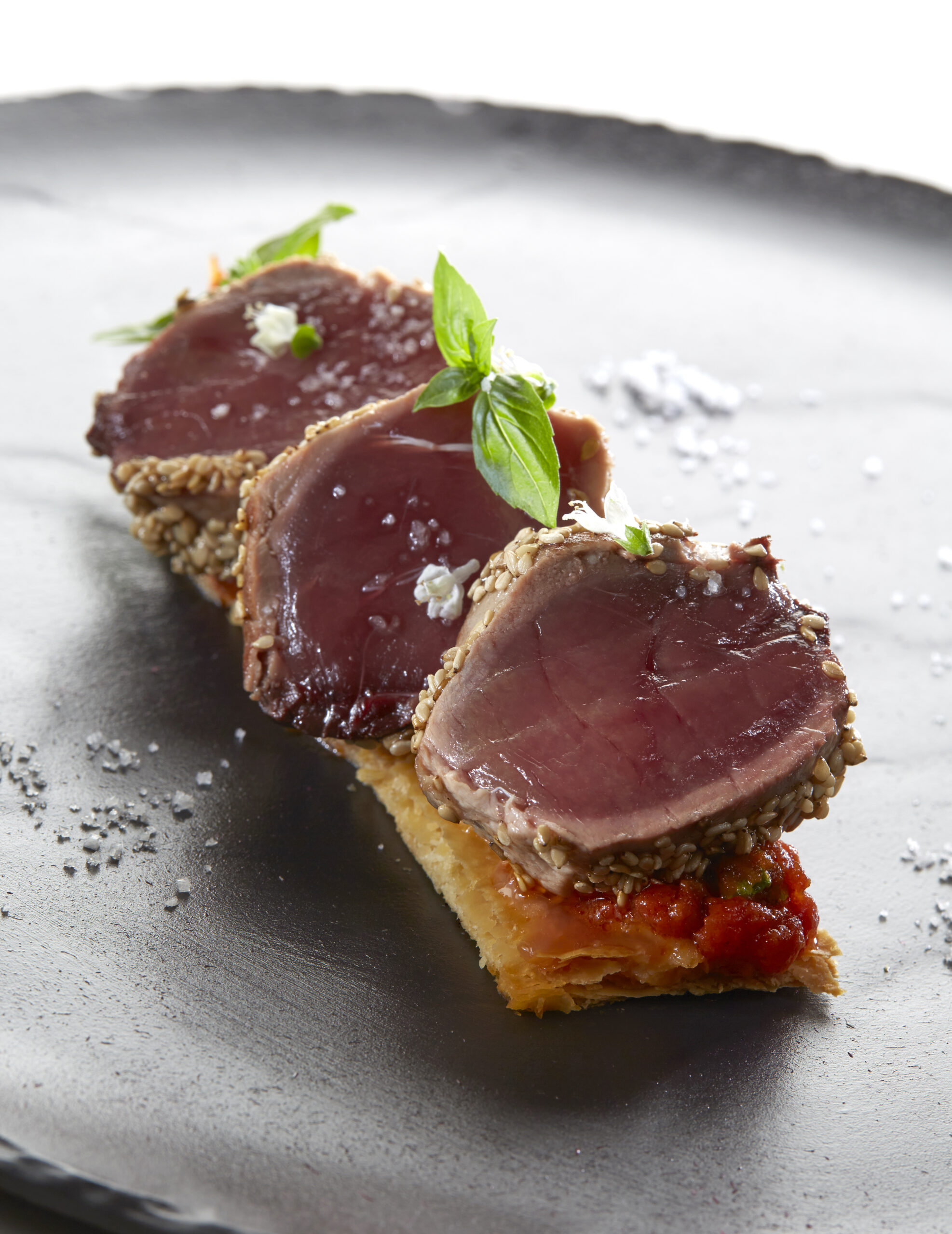 Tataki de thon au sésame sur tarte fine, marmelade de tomate au basilic