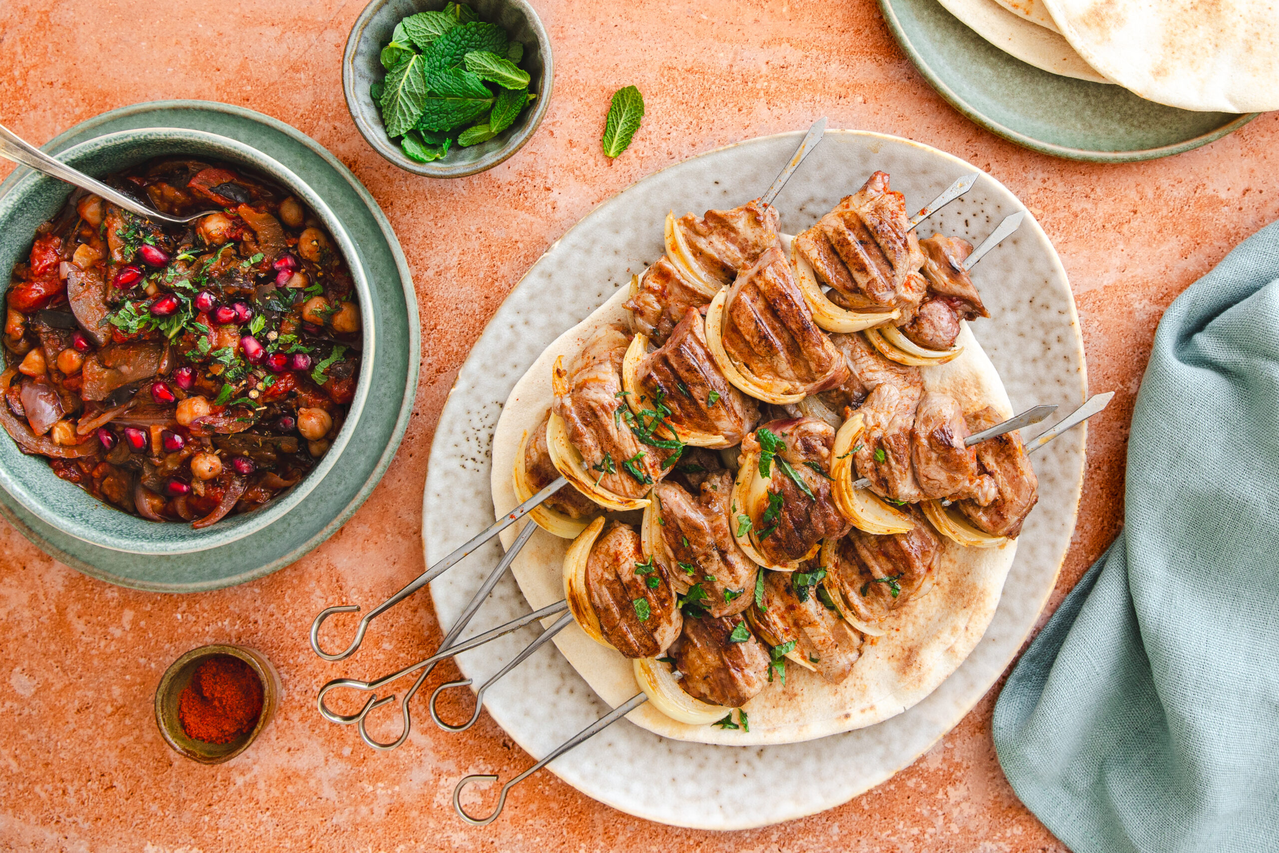 Brochettes de gigot d’agneau aux oignons