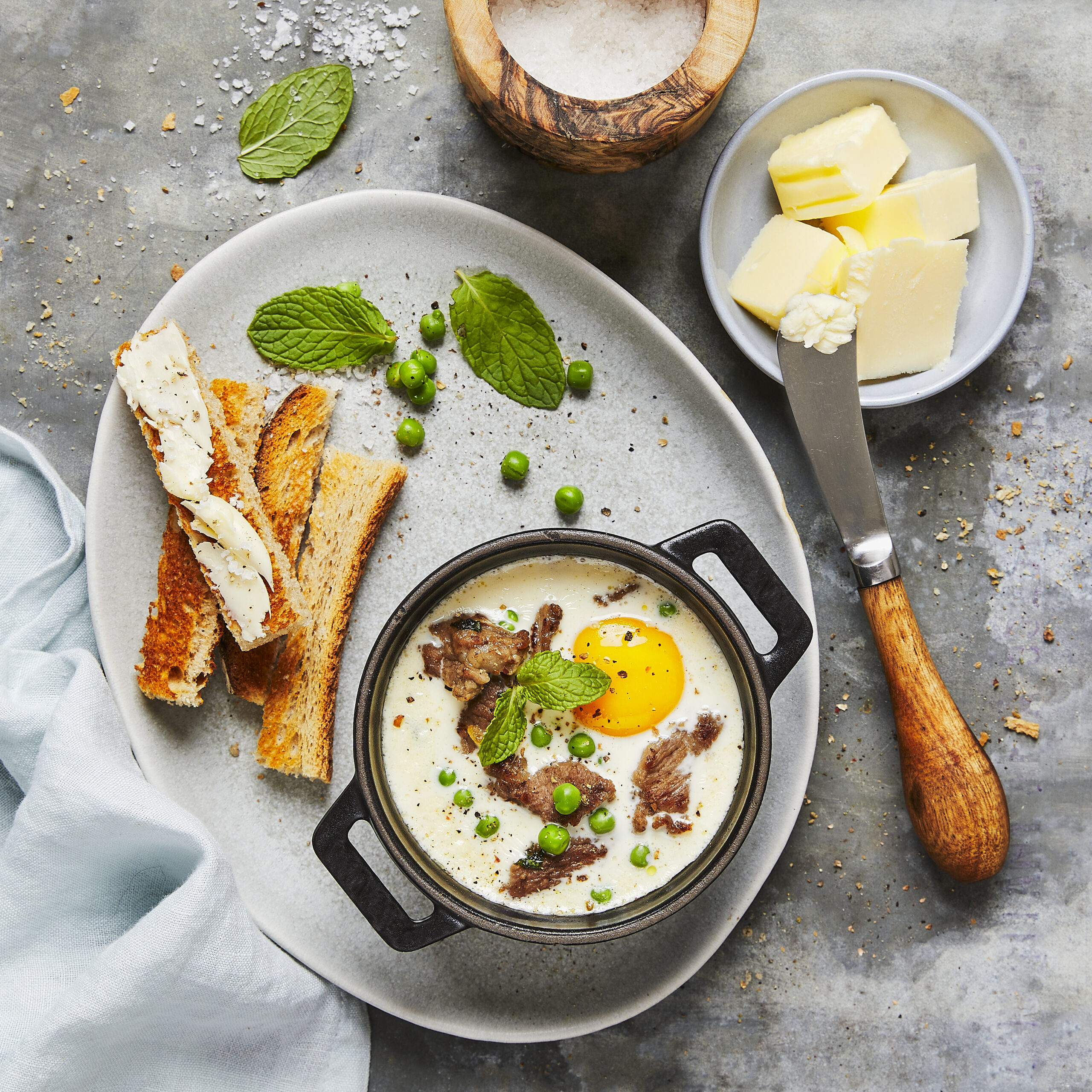 ŒUFS COCOTTE A L’AGNEAU, PETITS POIS ET MENTHE FRAICHE
