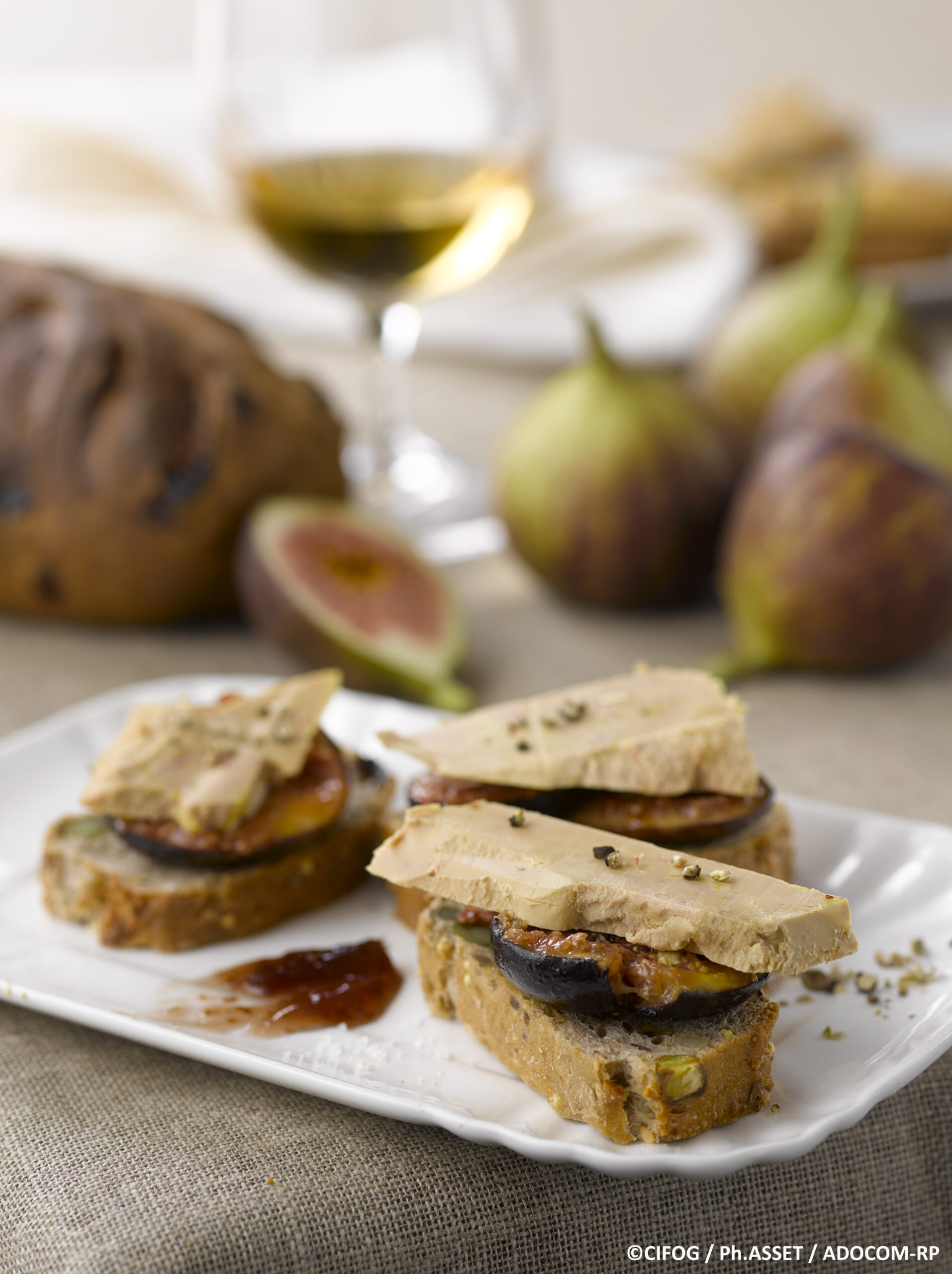 MINI-TARTINES DE PAIN AUX FIGUES SÈCHES ET NOISETTES AVEC FOIE GRAS SUR LIT DE FIGUES RÔTIES