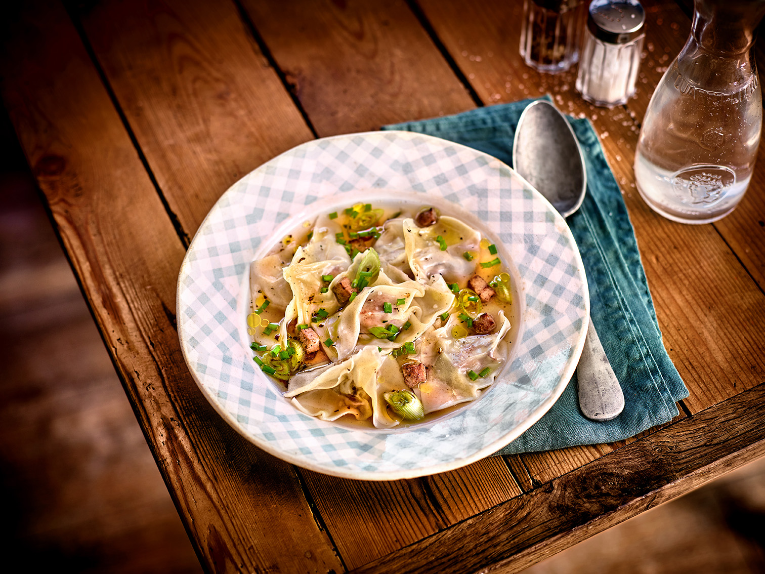Ravioles de foie de veau, bouillon parfumé au thé