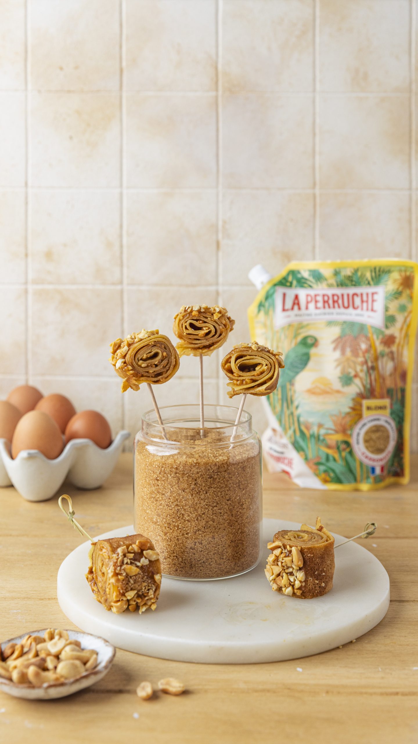 Sucette de crêpes roulées au caramel & cacahuètes
