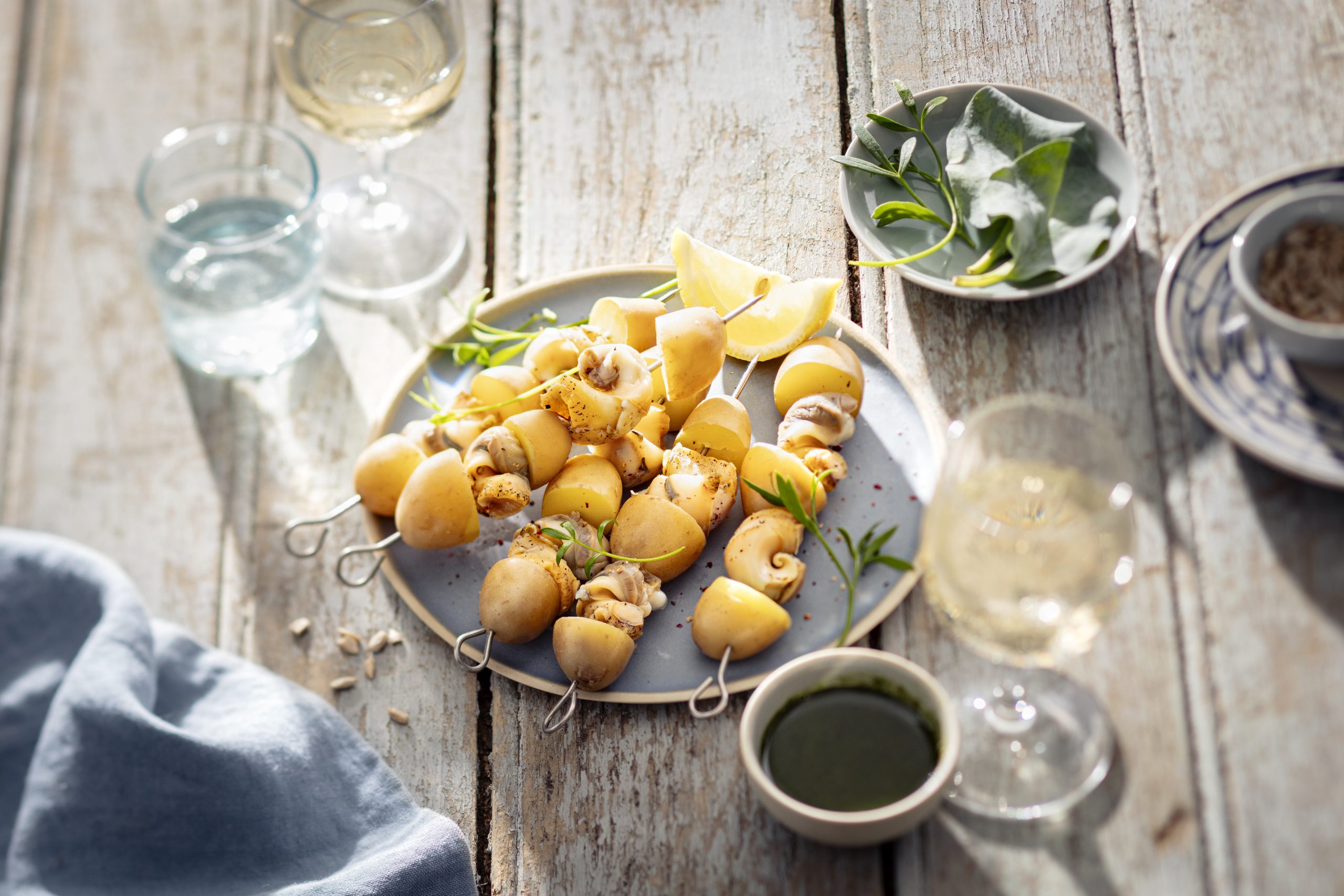 Brochettes de primeurs de Noirmoutier et bulots, pesto des marais