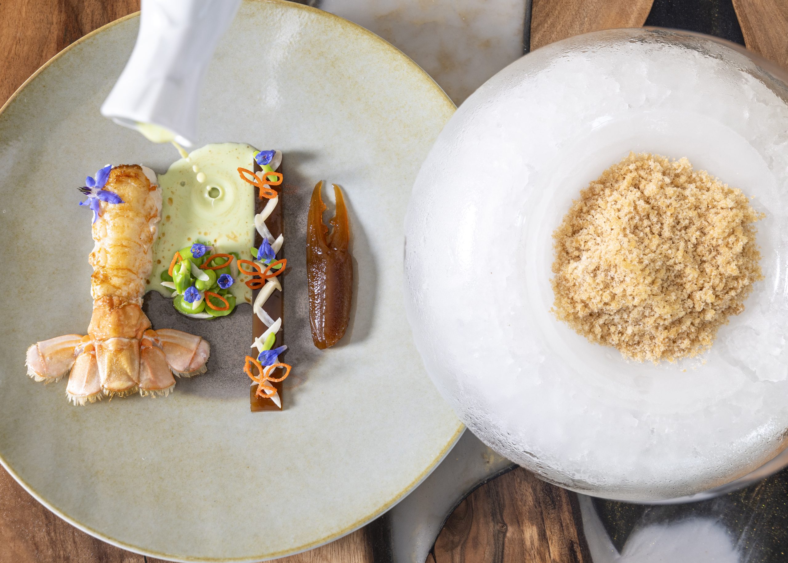 Grosse langoustine juste rôtie, fine gelée de têtes, févettes et gaspacho d’amandes