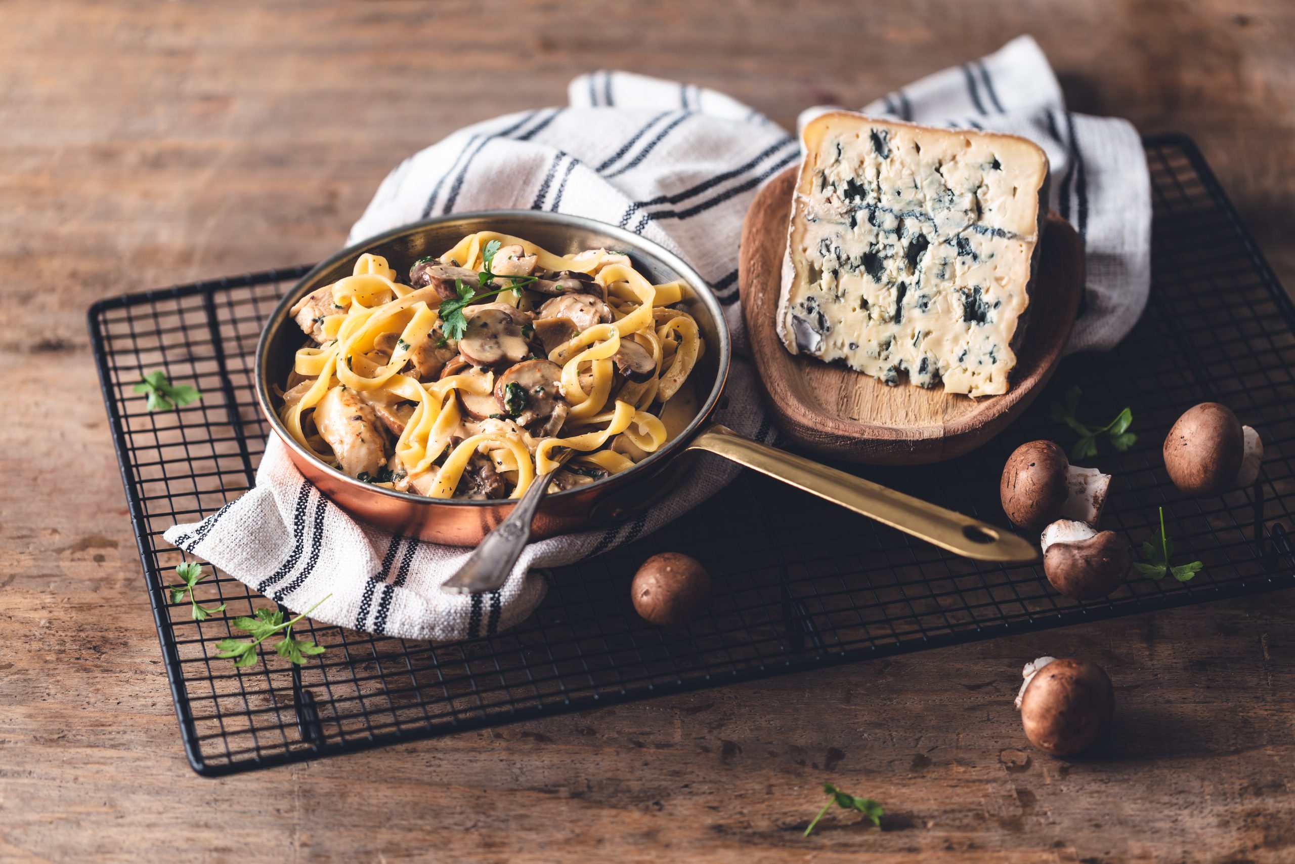Tagliatelle au poulet, sauce crémeuse à l’AOP Bleu d’Auvergne et champignons